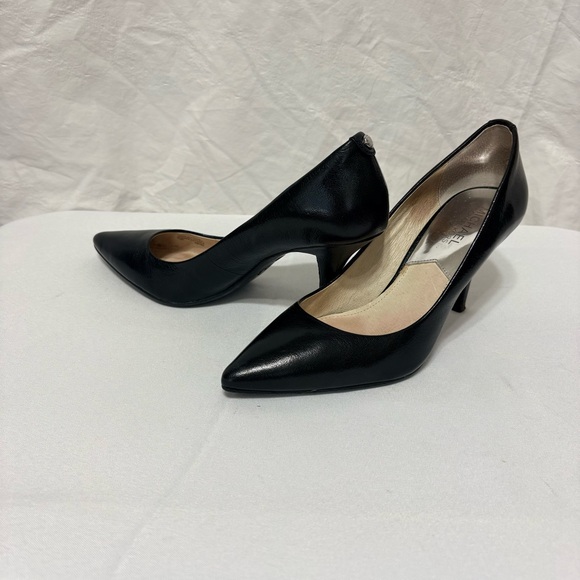 Michael Kors Flex Mid-Heel pumps in black leather. - Picture 3 of 10
